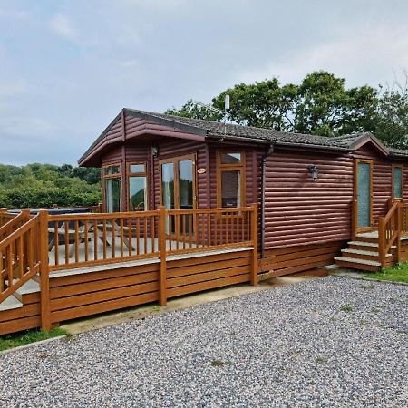 Beautiful Willow Lodge 67-4-6 Persons-Private Hot Tub-Pet Friendly-Tranquil Holiday Away From It All Yet Not Far To St Austell-The Holiday Home Has Two Bedrooms, Living & Dining Area, Equipped Kitchen -Decking-Al Fresco Dining-Fishing Lakes-Pet Frien Grampound Екстер'єр фото