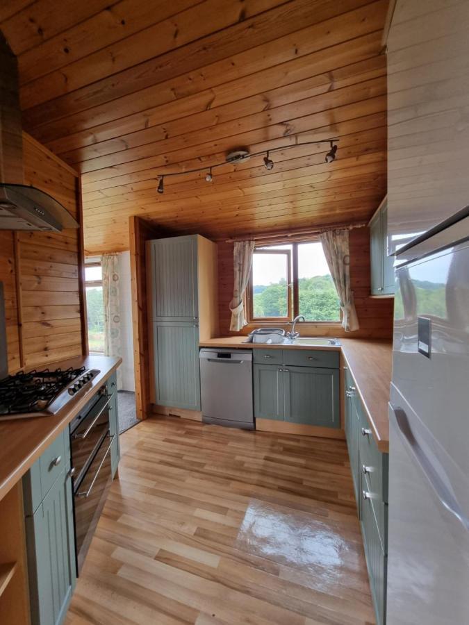 Beautiful Willow Lodge 67-4-6 Persons-Private Hot Tub-Pet Friendly-Tranquil Holiday Away From It All Yet Not Far To St Austell-The Holiday Home Has Two Bedrooms, Living & Dining Area, Equipped Kitchen -Decking-Al Fresco Dining-Fishing Lakes-Pet Frien Grampound Екстер'єр фото