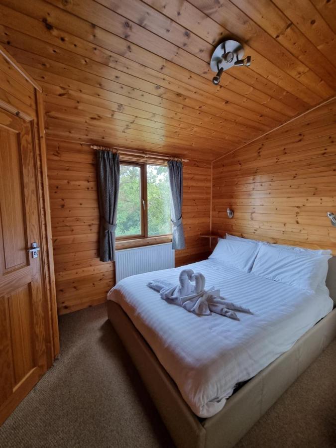 Beautiful Willow Lodge 67-4-6 Persons-Private Hot Tub-Pet Friendly-Tranquil Holiday Away From It All Yet Not Far To St Austell-The Holiday Home Has Two Bedrooms, Living & Dining Area, Equipped Kitchen -Decking-Al Fresco Dining-Fishing Lakes-Pet Frien Grampound Екстер'єр фото