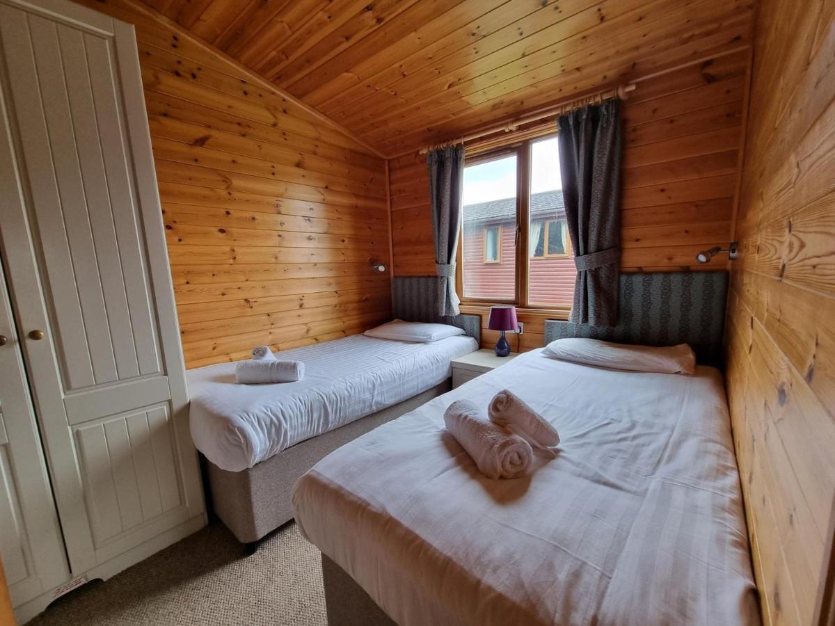 Beautiful Willow Lodge 67-4-6 Persons-Private Hot Tub-Pet Friendly-Tranquil Holiday Away From It All Yet Not Far To St Austell-The Holiday Home Has Two Bedrooms, Living & Dining Area, Equipped Kitchen -Decking-Al Fresco Dining-Fishing Lakes-Pet Frien Grampound Екстер'єр фото