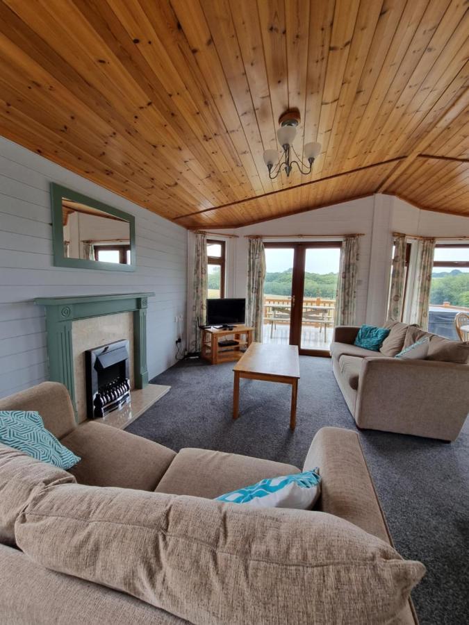 Beautiful Willow Lodge 67-4-6 Persons-Private Hot Tub-Pet Friendly-Tranquil Holiday Away From It All Yet Not Far To St Austell-The Holiday Home Has Two Bedrooms, Living & Dining Area, Equipped Kitchen -Decking-Al Fresco Dining-Fishing Lakes-Pet Frien Grampound Екстер'єр фото