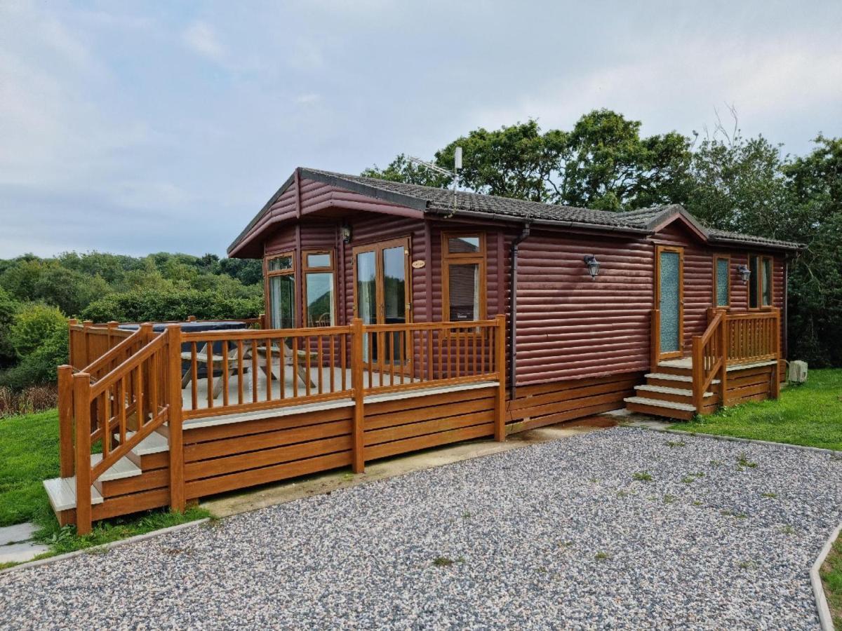 Beautiful Willow Lodge 67-4-6 Persons-Private Hot Tub-Pet Friendly-Tranquil Holiday Away From It All Yet Not Far To St Austell-The Holiday Home Has Two Bedrooms, Living & Dining Area, Equipped Kitchen -Decking-Al Fresco Dining-Fishing Lakes-Pet Frien Grampound Екстер'єр фото