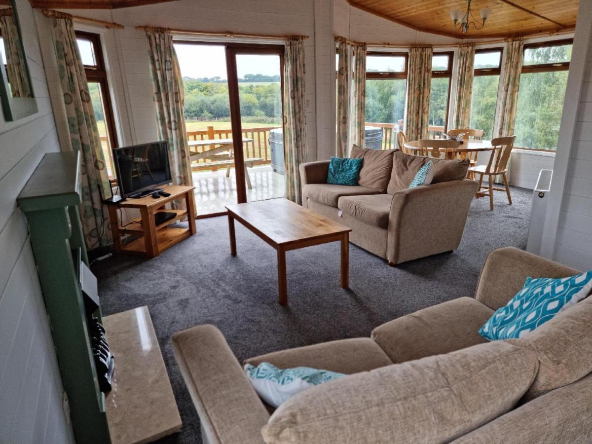Beautiful Willow Lodge 67-4-6 Persons-Private Hot Tub-Pet Friendly-Tranquil Holiday Away From It All Yet Not Far To St Austell-The Holiday Home Has Two Bedrooms, Living & Dining Area, Equipped Kitchen -Decking-Al Fresco Dining-Fishing Lakes-Pet Frien Grampound Екстер'єр фото