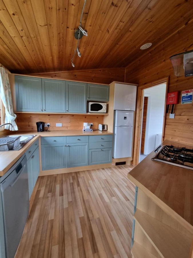 Beautiful Willow Lodge 67-4-6 Persons-Private Hot Tub-Pet Friendly-Tranquil Holiday Away From It All Yet Not Far To St Austell-The Holiday Home Has Two Bedrooms, Living & Dining Area, Equipped Kitchen -Decking-Al Fresco Dining-Fishing Lakes-Pet Frien Grampound Екстер'єр фото