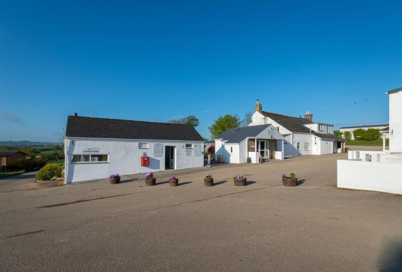 Beautiful Willow Lodge 67-4-6 Persons-Private Hot Tub-Pet Friendly-Tranquil Holiday Away From It All Yet Not Far To St Austell-The Holiday Home Has Two Bedrooms, Living & Dining Area, Equipped Kitchen -Decking-Al Fresco Dining-Fishing Lakes-Pet Frien Grampound Екстер'єр фото