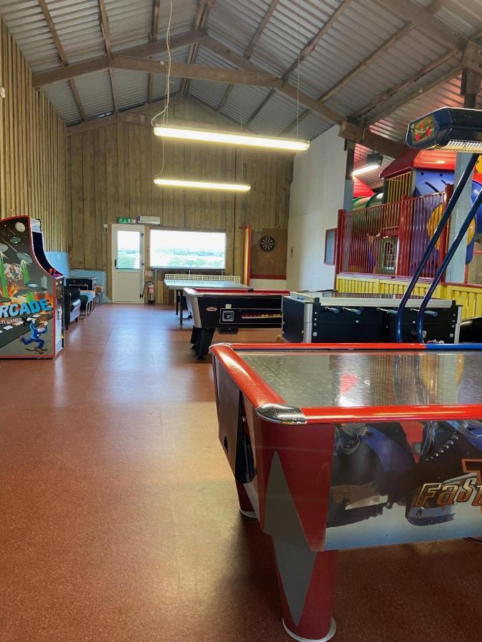 Beautiful Willow Lodge 67-4-6 Persons-Private Hot Tub-Pet Friendly-Tranquil Holiday Away From It All Yet Not Far To St Austell-The Holiday Home Has Two Bedrooms, Living & Dining Area, Equipped Kitchen -Decking-Al Fresco Dining-Fishing Lakes-Pet Frien Grampound Екстер'єр фото