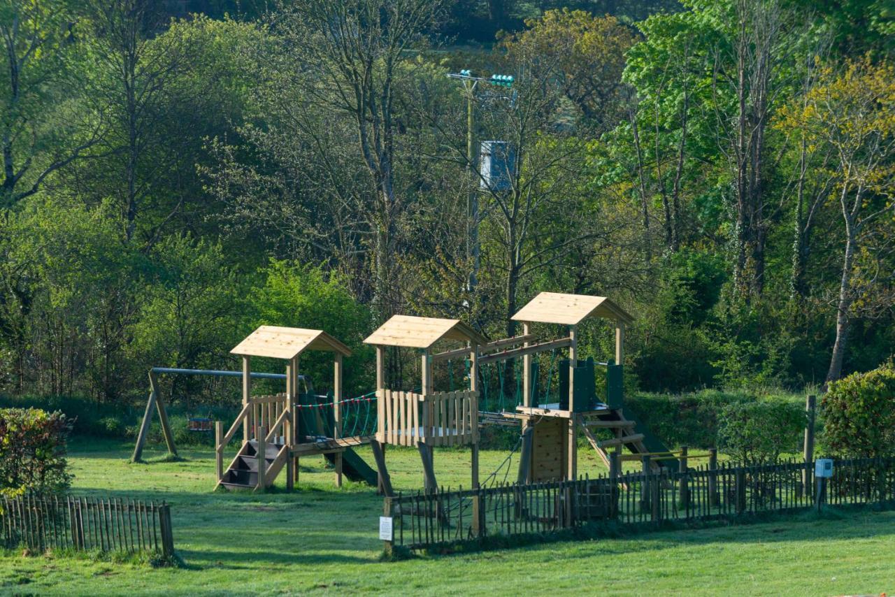 Beautiful Willow Lodge 67-4-6 Persons-Private Hot Tub-Pet Friendly-Tranquil Holiday Away From It All Yet Not Far To St Austell-The Holiday Home Has Two Bedrooms, Living & Dining Area, Equipped Kitchen -Decking-Al Fresco Dining-Fishing Lakes-Pet Frien Grampound Екстер'єр фото