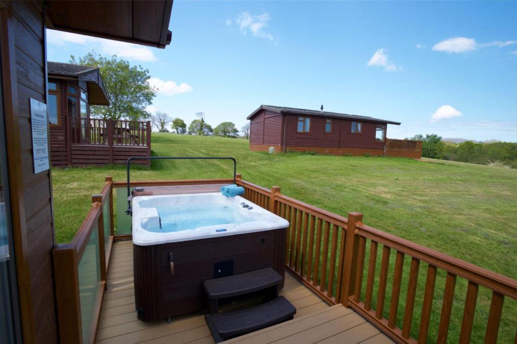 Beautiful Willow Lodge 67-4-6 Persons-Private Hot Tub-Pet Friendly-Tranquil Holiday Away From It All Yet Not Far To St Austell-The Holiday Home Has Two Bedrooms, Living & Dining Area, Equipped Kitchen -Decking-Al Fresco Dining-Fishing Lakes-Pet Frien Grampound Екстер'єр фото